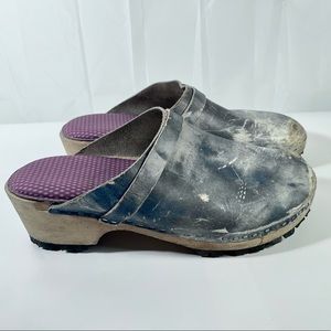 Vintage artistic blue/white speckled wooden CLOGS
